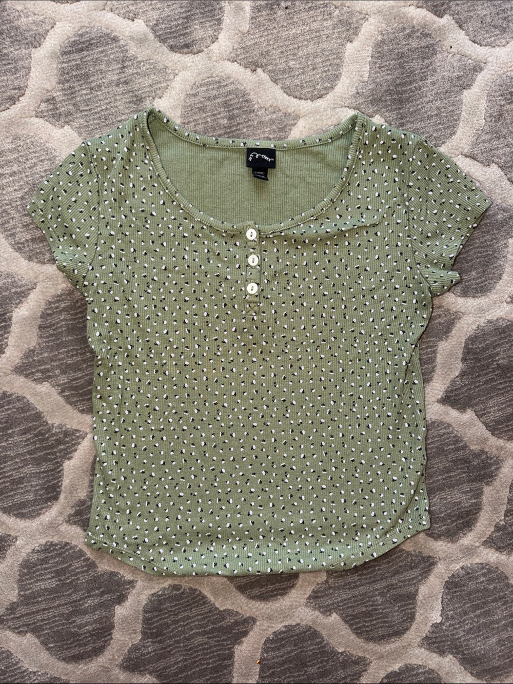 art class Light Green Short-Sleeve Ribbed Henley with Dot Print
